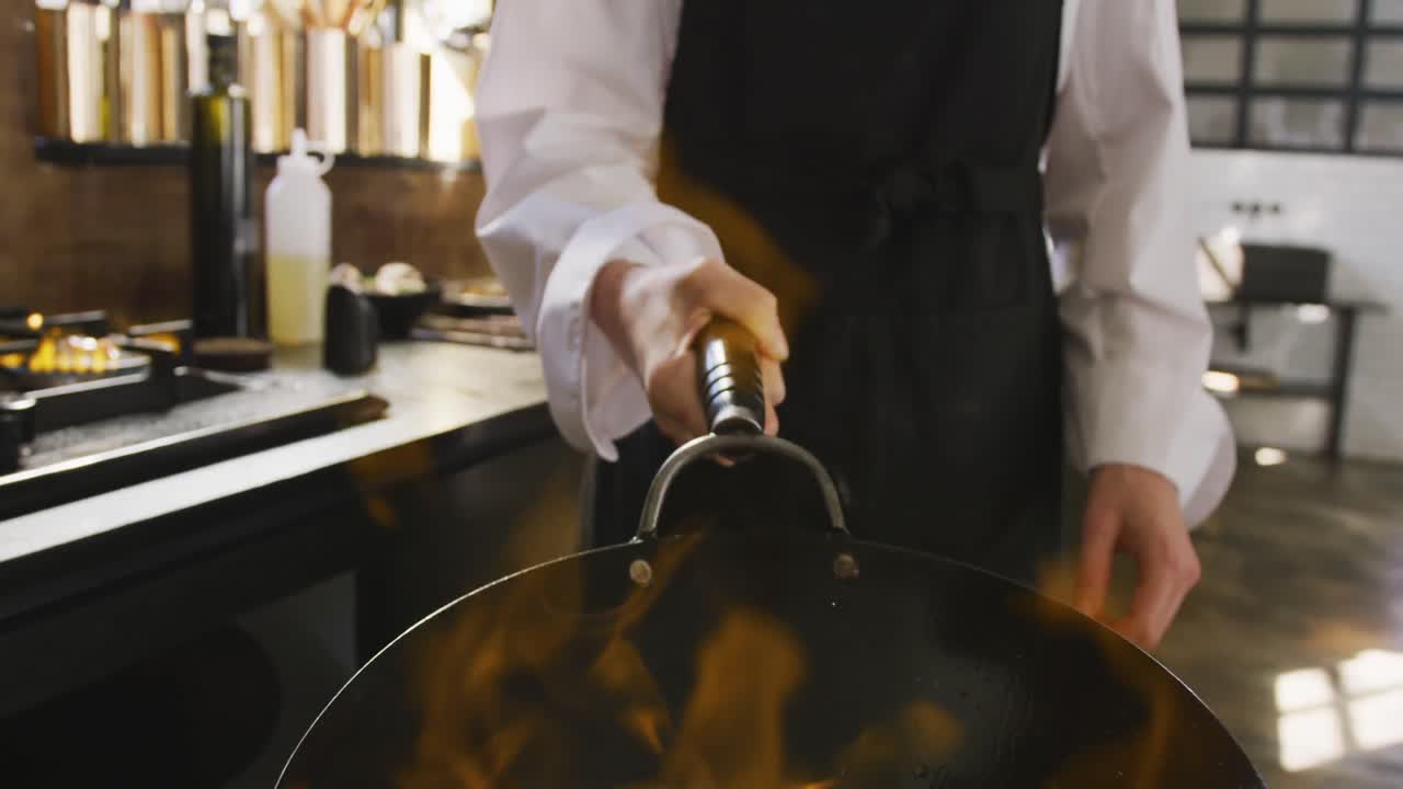 Chef che cucina verdure alla fiamma