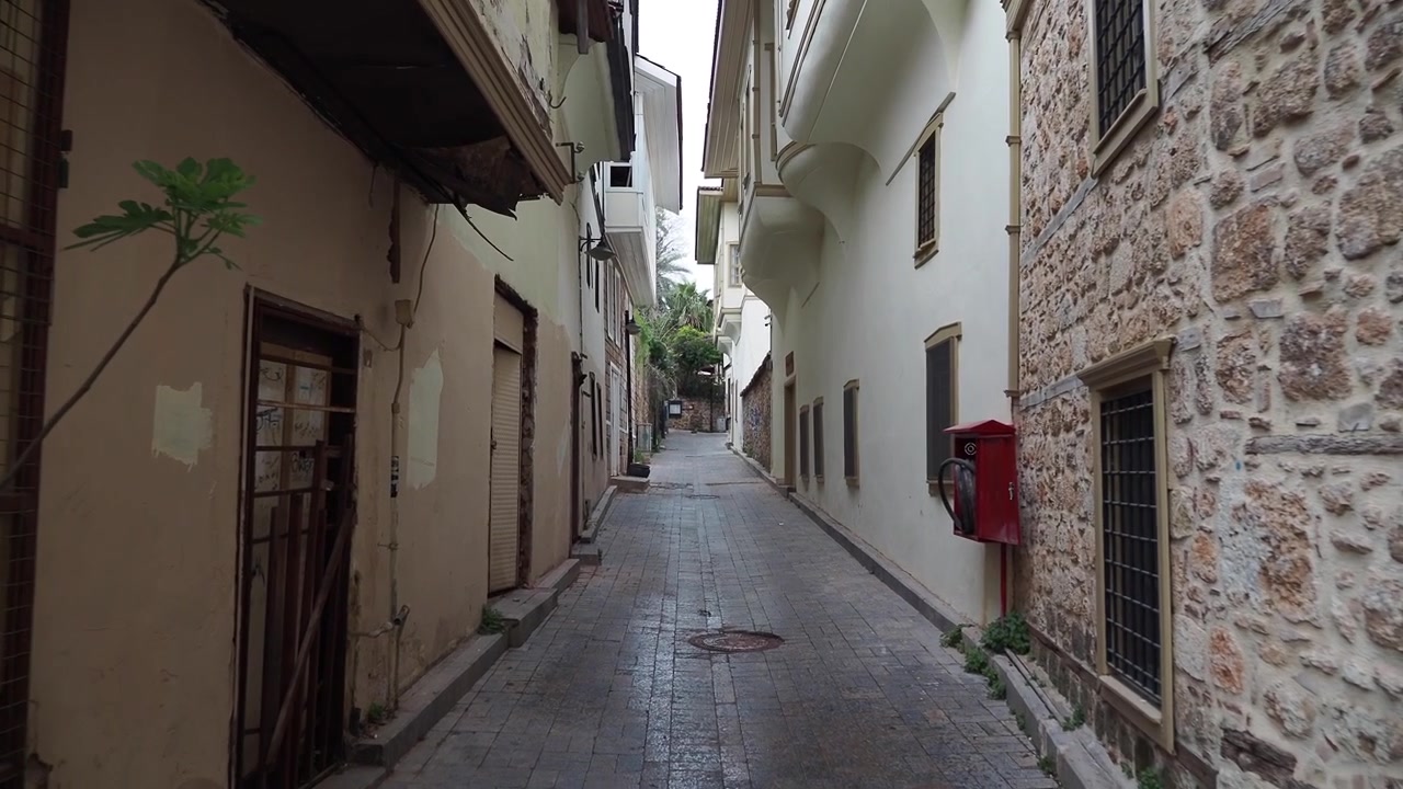 Stretta strada acciottolata in una storica città mediterranea