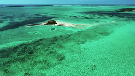 Vista-Aérea-De-La-Isla-Desierta-En-El-Plano-Turquesa-De-Bahamas,-Plano-Amplio