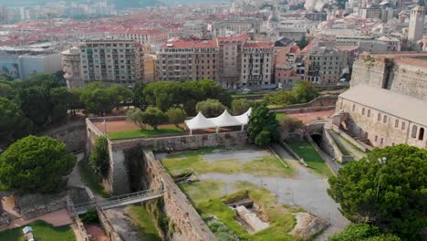 Ziehen-Sie-Die-Drohnenaufnahme-Einer-Mittelalterlichen-Burgruine-Im-Stadtzentrum-Zurück