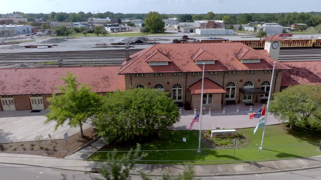 Union Station en Hattiesburg, Mississippi con video de dron moviéndose de izquierda a derecha.