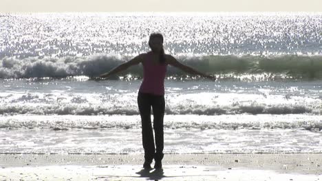 mujer trabajando en la playa