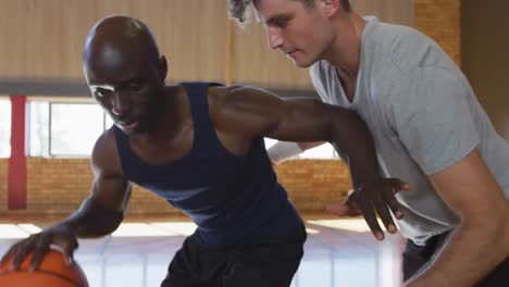 animación de flechas sobre diversos jugadores de baloncesto masculinos