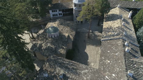 vista sobre los tejados del monasterio troyano en bulgaria, imágenes aéreas
