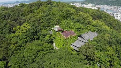 Mansión-Abandonada-En-Las-Colinas-De-Japón,-Mori-No-Haiyukan-En-Wakayama