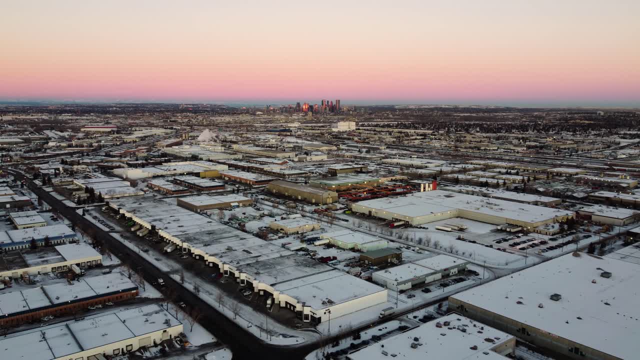 황금빛 해가 뜨는 반사: 겨울의 빛에서 캘거리 다운타운