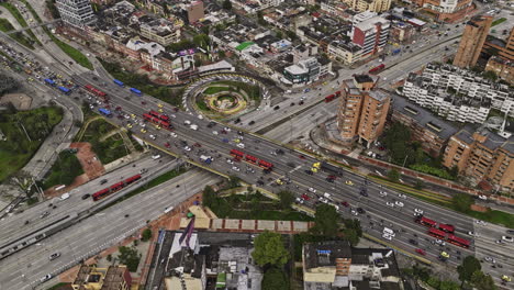 Bogota-Colombia-Vista-Aérea-V44-A-Vista-De-Pájaro,-Vuela-Alrededor-De-La-Intersección-Entre-La-Avenida-Nqs-Y-La-Autopista-El-Dorado-Capturando-El-Tráfico-Intenso-Y-El-Paisaje-Urbano-Del-Centro---Filmado-Con-Cine-Mavic-3---Noviembre-De-2022