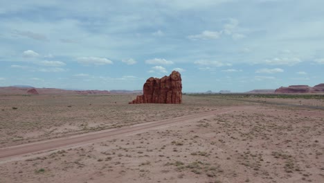 formación rocosa de alto acantilado de pie en el desierto del sudoeste de arizona, antena