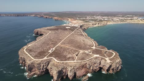 Vista-Aérea-De-La-Fortaleza-De-Sagres-En-La-Vista-Aérea-Nocturna,-Portugal