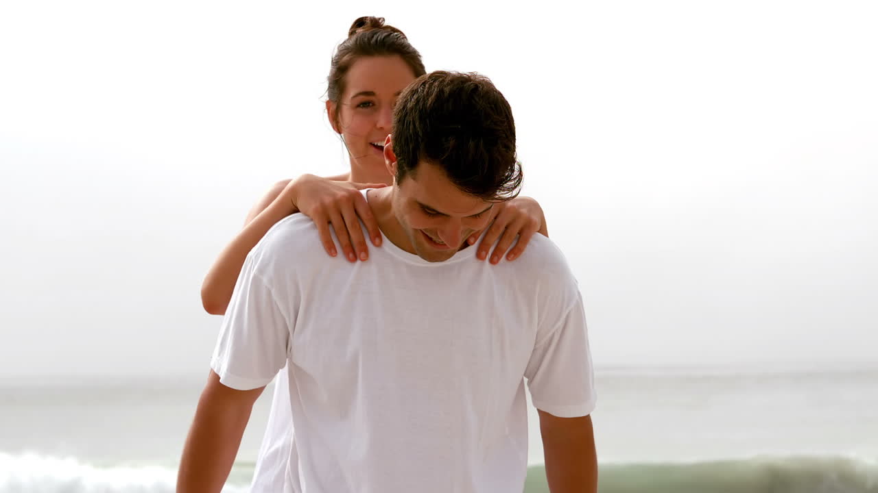 여자를 안고 있는 남자