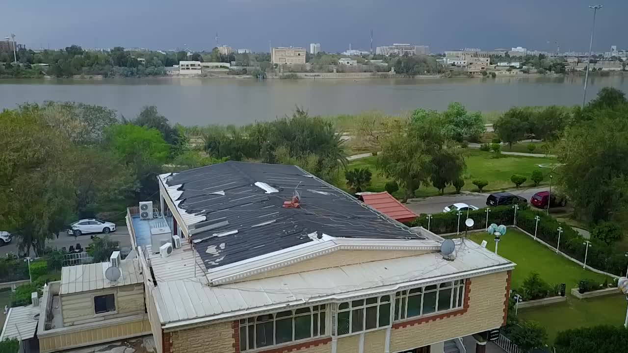 una toma de avión no tripulado de la estatua de scheherazade y shahriyar en bagdad