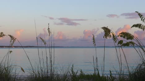 amanecer en la bahía de hoopers en exuma en las bahamas
