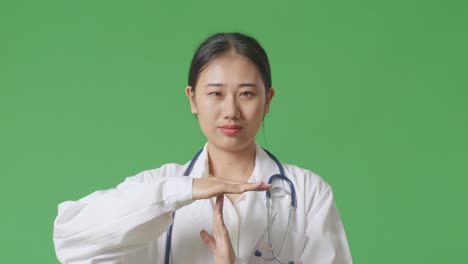 의사는 잠시 멈추는 신호를 줍니다.