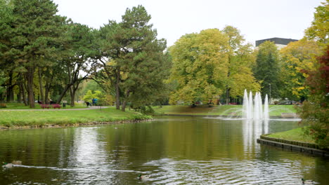 riga, letonia - parque a principios de otoño