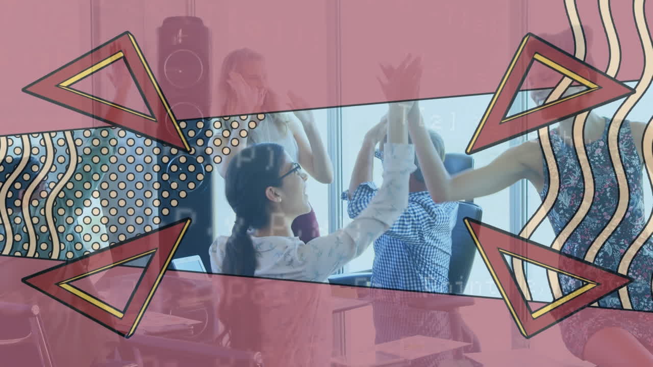 추상적인 모양과 데이터 처리 다양한 사무실 동료에 대항하여 서로 다섯을 치는