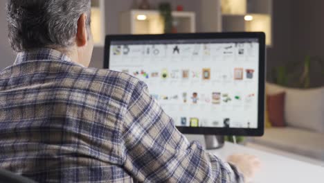 un hombre navegando e investigando sitios de compras en línea para comprar nuevos productos.