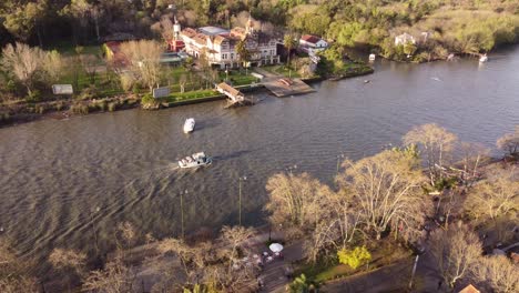 Segelboot-Entlang-Des-Parana-flusses-In-Der-Nähe-Von-Tigre-City,-Buenos-Aires-In-Argentinien