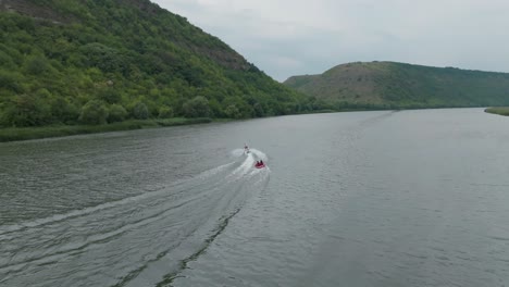 Un-Río-Que-Se-Encuentra-Al-Fondo-Del-Cañón-Donde-Se-Realizan-Entretenimientos-Acuáticos