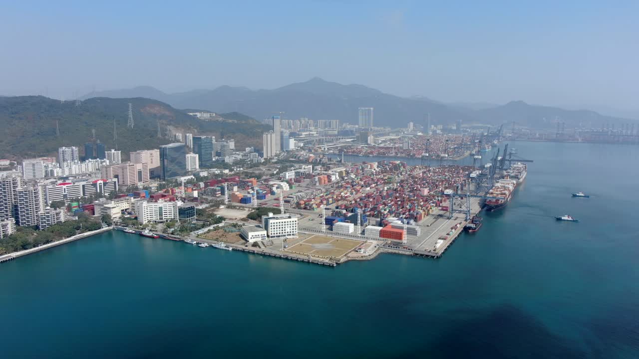 terminal portuaria comercial de shenzhen con barcos atracados y patio de contenedores, vista aérea