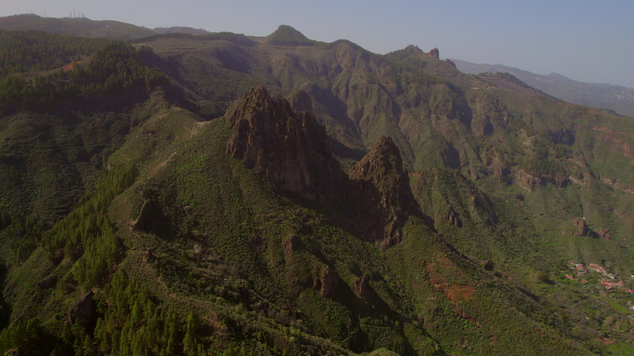 roque chico y roque grande: vista aérea panorámica de estas formaciones rocosas en la isla de gran canaria en un día soleado