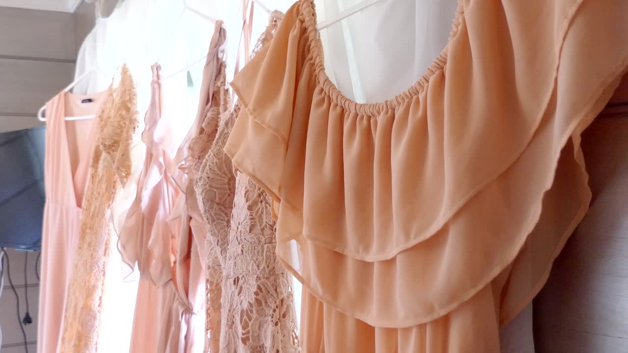 신부의 와이드 샷 - 들러리 웨딩 드레스