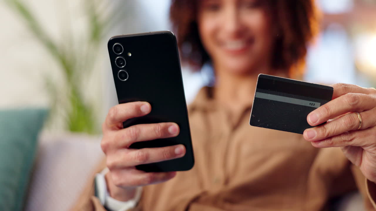 mujer que utiliza un teléfono inteligente y una tarjeta de crédito para comprar en línea