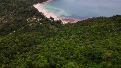 Wunderschöner-Tropischer-Strand,-Bewölkter-Himmel-Und-Bergausblick-Von-Oben-In-Diesem-Luftdrohnenvideo,-Aufgenommen-über-Koh-Phangan-In-Surat-Thani,-Thailand