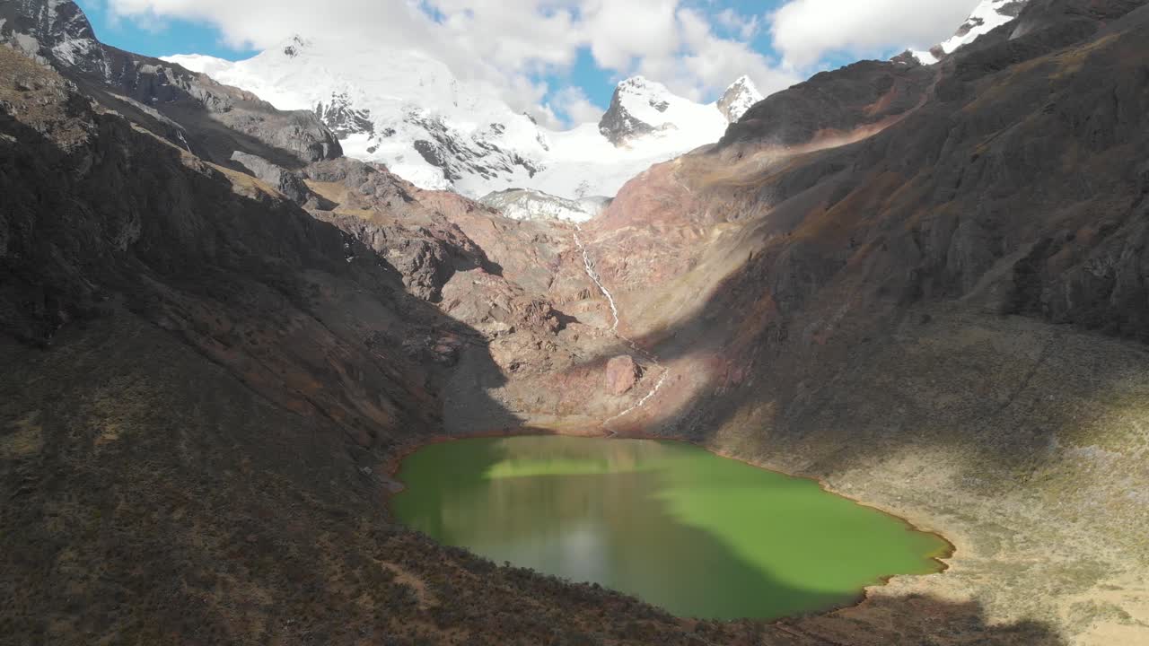 Shallap, il lago verde nelle Ande peruviane, fiume e lago prodotti dallo scioglimento dei ghiacciai, ripresa in movimento, ripresa aerea