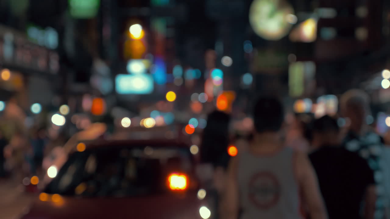 tráfico nocturno de transporte y personas en bangkok tailandia