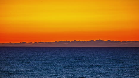 beautiful horizon sunset over a calm ocean - timelapse