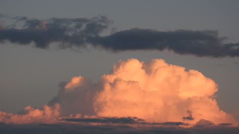 Ein-Zeitraffer-Eines-Dramatischen-Aufbaus-Lebendiger-Kumulonimbus-regenwolken,-Die-Nach-Einem-Schönen-Tag-Von-Einem-Goldenen-Sonnenuntergang-Beleuchtet-Werden,-Toronto,-Kanada
