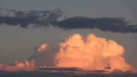 un lapso de tiempo de una espectacular acumulación de vibrantes nubes de lluvia cumulonimbus iluminadas por una puesta de sol dorada después de un hermoso día, toronto, canadá
