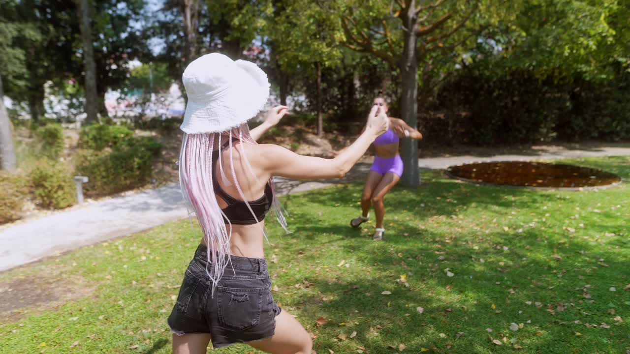 Dos mujeres jugando en un parque.