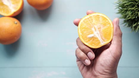media naranja en la mano