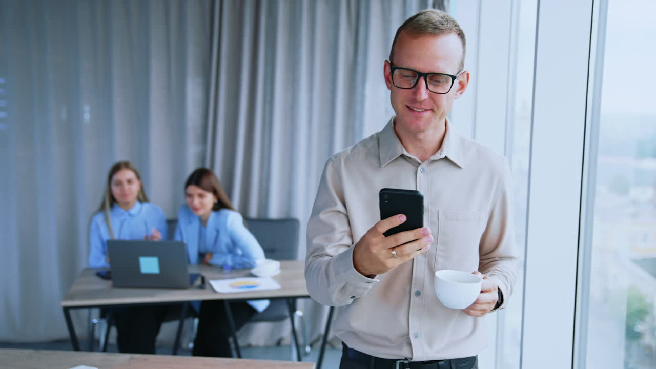 бизнес-команда, работающая в современном офисе