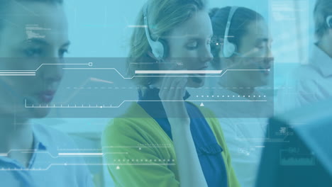 procesamiento de datos contra una mujer ejecutiva de atención al cliente que usa auriculares de teléfono trabajando en la oficina