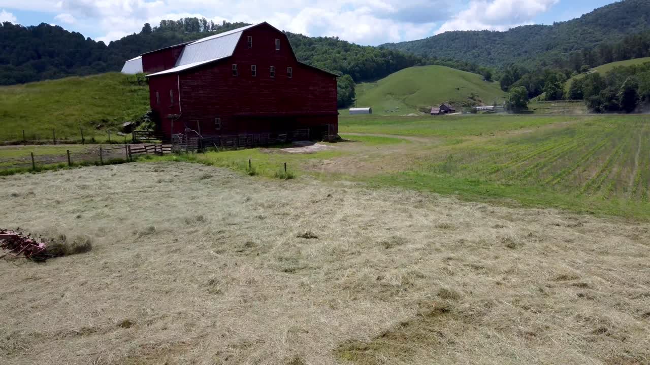 Traktor begynder at rive hø om sommeren nær Boone, NC, og Sugar Grove, North Carolina, NC