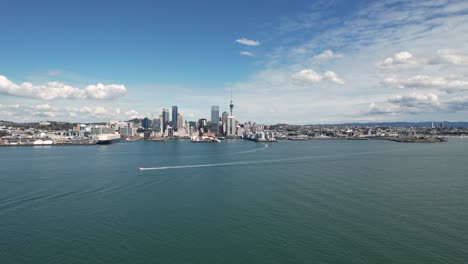 Toma-Aérea-Del-Cbd-De-Auckland-Y-La-Torre-Del-Cielo-Con-El-Puerto-De-Waitemata-4k