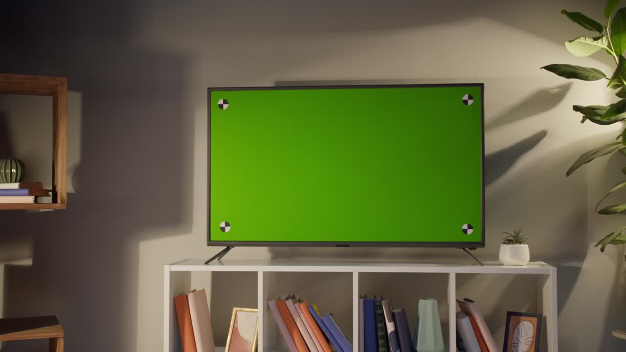 크로마 그린 스크린으로 텔레비전을 보는 여성, 리모컨으로 tv 채널을 전환하는 인식 할 수없는 여성, 거실의 소파에 앉아, 집에서 여가 시간, 휴식을 취합니다.