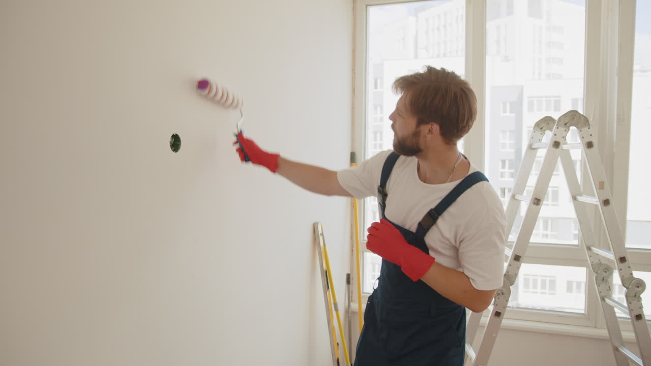 pintor gracioso pintando una pared