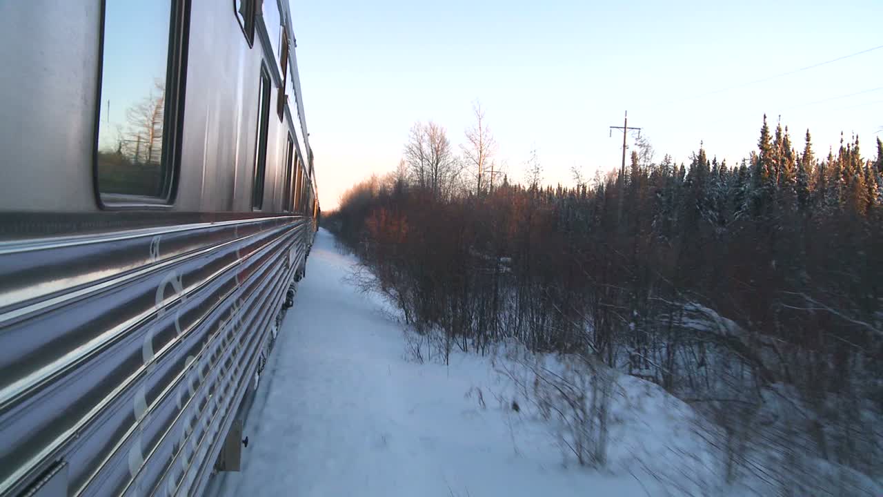 POV-kuva VIA Rail -junasta, joka kulkee Kanadan arktisen alueen 2 läpi