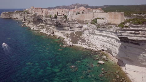 descripción aérea de la hermosa ciudad corsa de bonifacio.