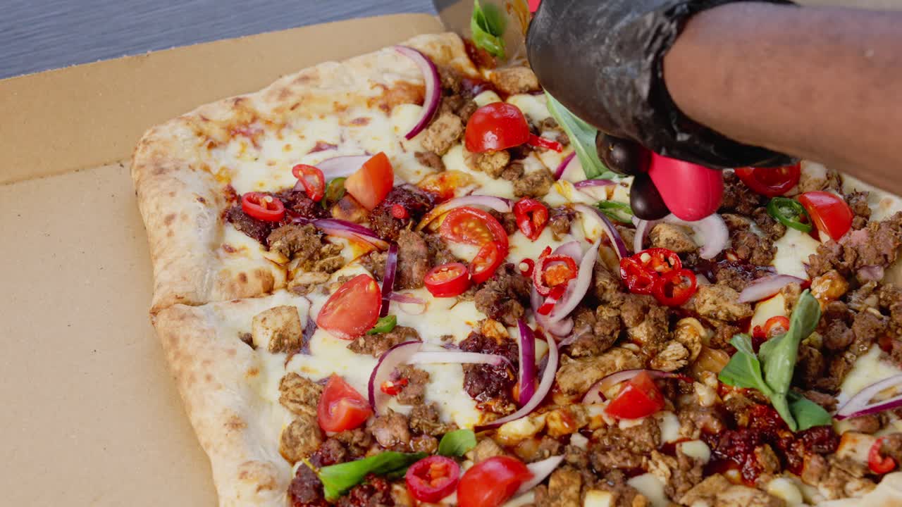 요리사로부터 피자 포브 뷰를 잘라내는 것