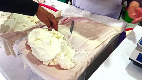 quesos locales en el mercado semanal europeo de agricultores