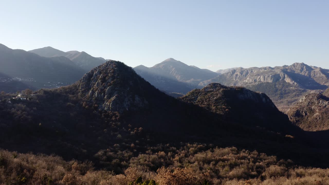 aéreo - valle en las montañas alrededor del lago skadar, montenegro, adelante