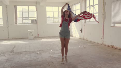 mujer joven de moda en un almacén abandonado