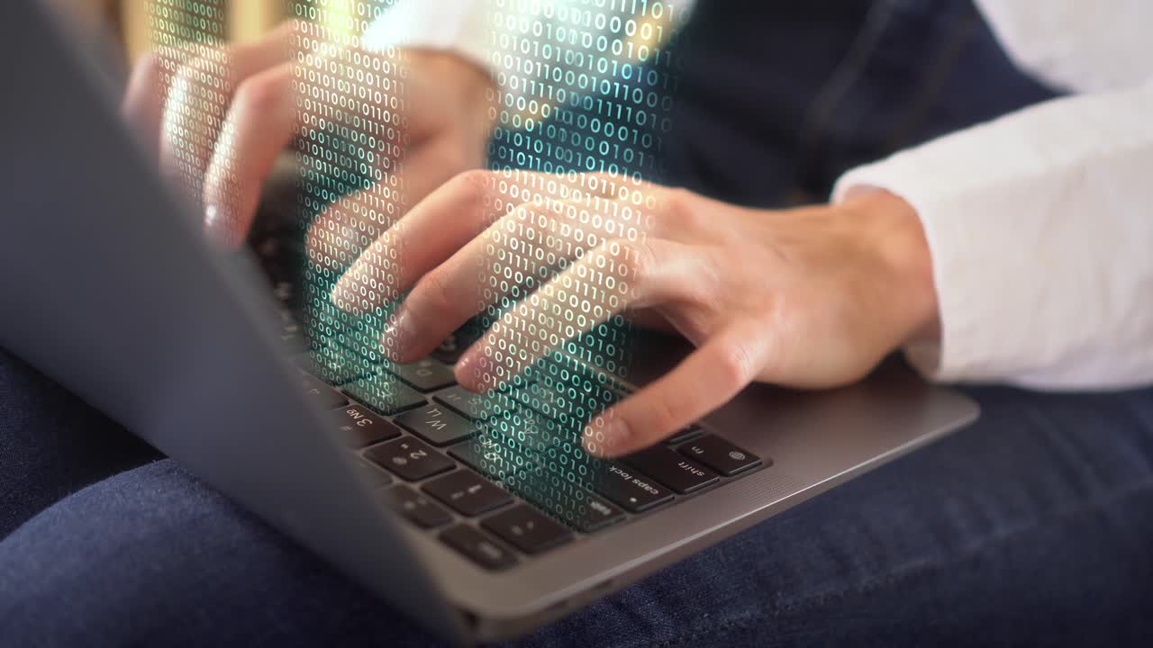 escena de primer plano de un empleado de oficina trabajando en línea con sincronización de datos en tiempo real almacenamiento en línea, conectividad de red iot para dispositivos