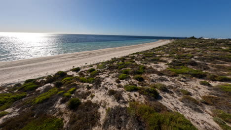 Fliege-An-Einem-Sonnigen-Tag-In-Richtung-Eines-Strandes