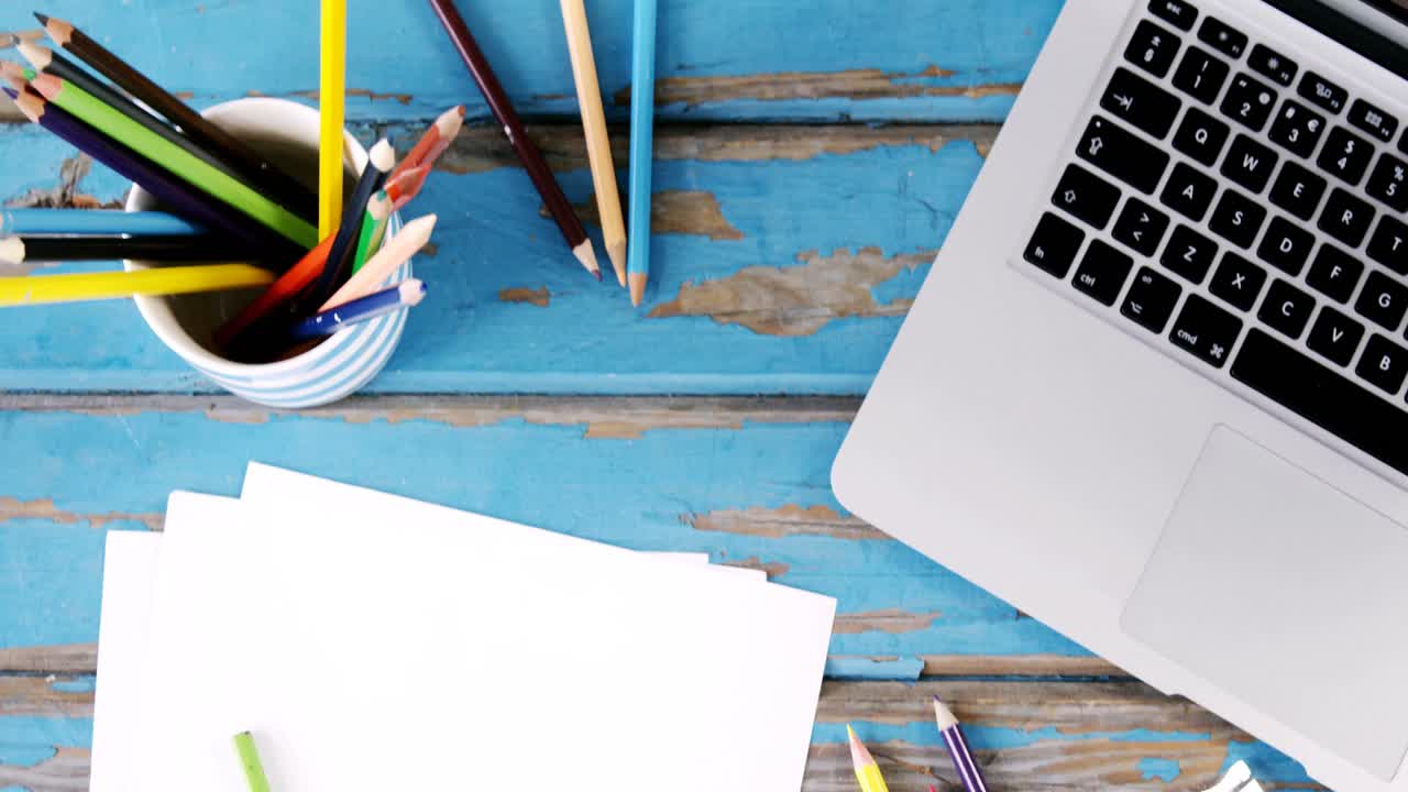 soporte de lápiz, portátil y hojas de papel