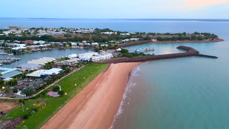 Imágenes-Aéreas-De-Drones-Al-Atardecer-De-Una-Pequeña-Bahía-En-Una-Ciudad-Costera